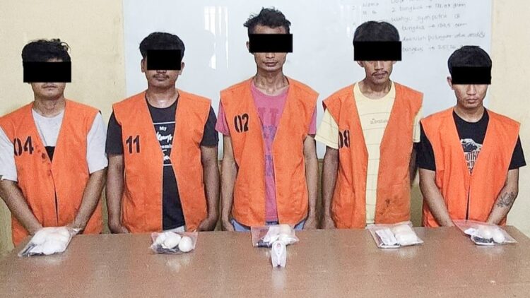 Lima pelaku masih berstatus mahasiswa diamankan di Bandara Kualanamu karena menyeludupkan sabu di anus. (Foto Ist)