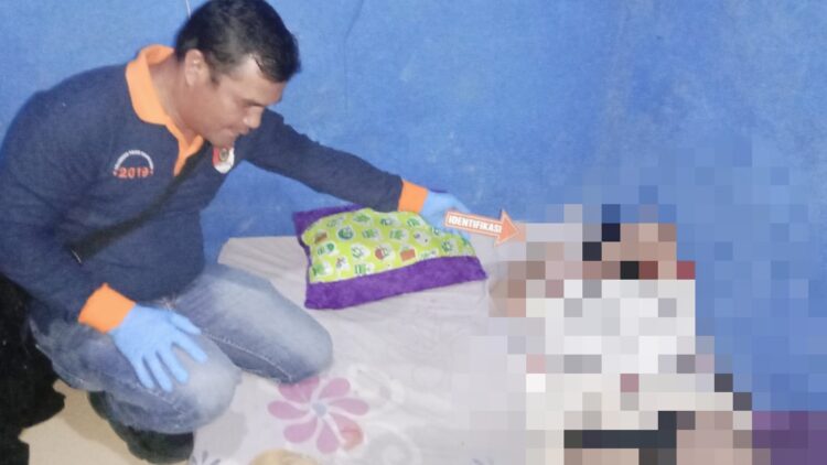 Jasad korban Nia Ramadhani saat ditemukan di kamar kosnya.