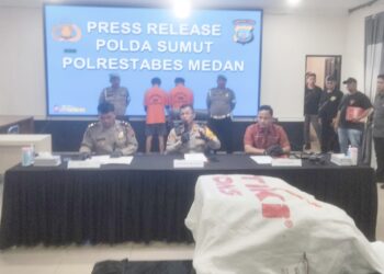Kapolrestabes Medan Kombes Pol Teddy Jhon Sahala Marbun saat paparan dua bajing loncat kepada wartawan. (Foto Ist)