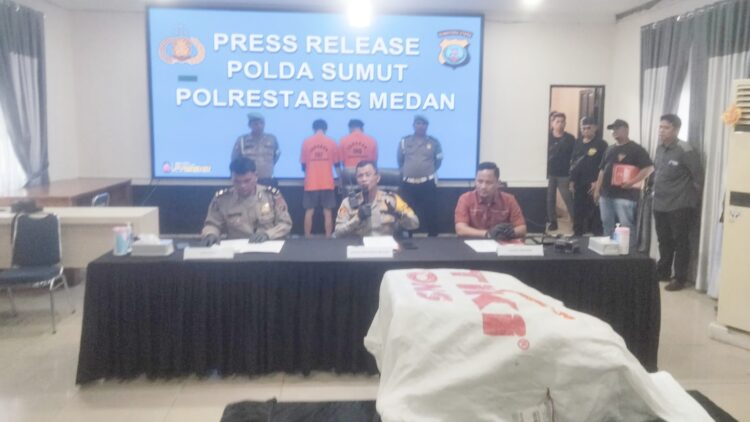 Kapolrestabes Medan Kombes Pol Teddy Jhon Sahala Marbun saat paparan dua bajing loncat kepada wartawan. (Foto Ist)