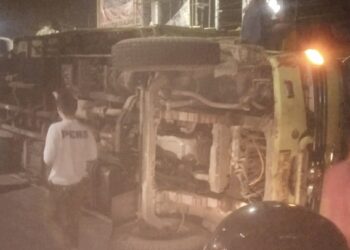 Truk muatan biji sawit kondisi terbalik di TKP
