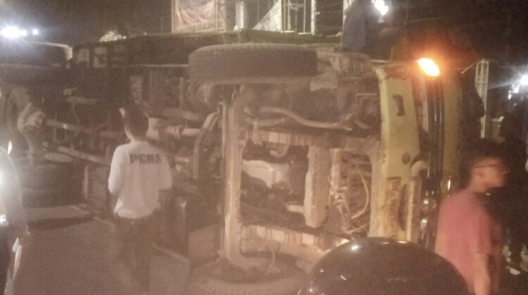 Truk muatan biji sawit kondisi terbalik di TKP