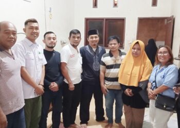 Relawan yang tergabung di Rumah Kolaborasi Bobby Nasution (RKBN) dipimpin Muhammad Asril menjenguk korban kebakaran. (Foto Ist)
