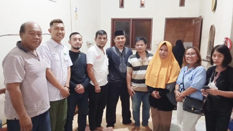 Relawan yang tergabung di Rumah Kolaborasi Bobby Nasution (RKBN) dipimpin Muhammad Asril menjenguk korban kebakaran. (Foto Ist)