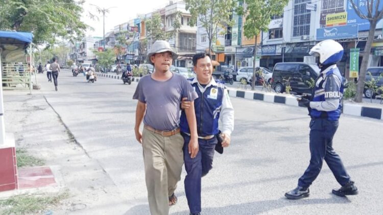 Penertiban juru parkir (jukir) liar yang masih melakukan pungli di sejumlah ruas jalan di Kota Medan. (Foto Ist)