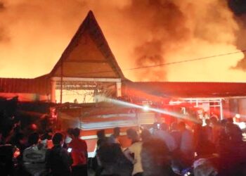 Pasar Tarutung ( Onan) yang terbakar. (Foto Ist)