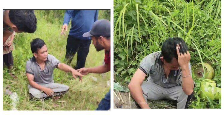 Terduga pelaku AP saat diamankan warga setempat