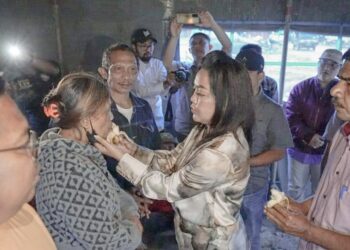 Ketua TP. PKK Taput Satika Simamora, SE, MM memberikan "pisang sitonggi-tonggi, aek sitio-tio dohot parbue pir" kepada perwakilan pedagang sebagai ungkapan duka atas kejadian musibah kebakaran di Pasar Tarutung. (Foto Ist)