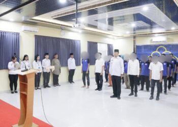 Kalapas Kelas IIB Tebing Tinggi Anton Setiawan menyerahkan secara simbolis remisi khusus keagamaan kepada 4 orang perwakilan warga binaan