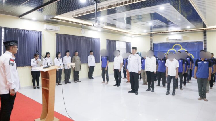 Kalapas Kelas IIB Tebing Tinggi Anton Setiawan menyerahkan secara simbolis remisi khusus keagamaan kepada 4 orang perwakilan warga binaan