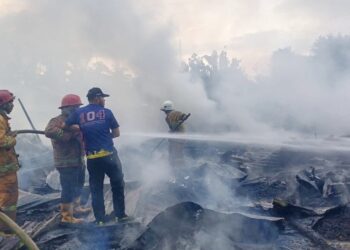 Petugas Damkar saat berusaha memadamkan kobaran api