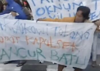 Massa aksi demo di depan JW Marriot Hotel, Medan tempat Presiden Joko Widodo ( Jokowi ) menginap. (Foto Ist)
