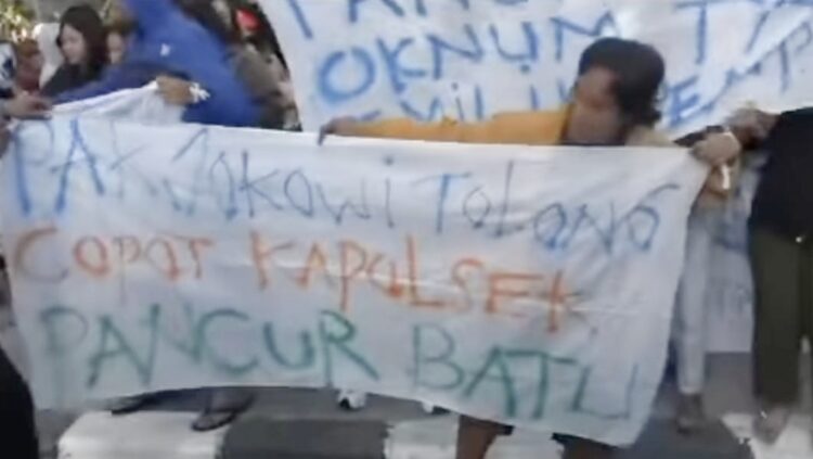 Massa aksi demo di depan JW Marriot Hotel, Medan tempat Presiden Joko Widodo ( Jokowi ) menginap. (Foto Ist)