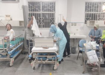 ke lima pejalan kaki mendapatkan perawatan di ruangan IGD RS Horas Insani