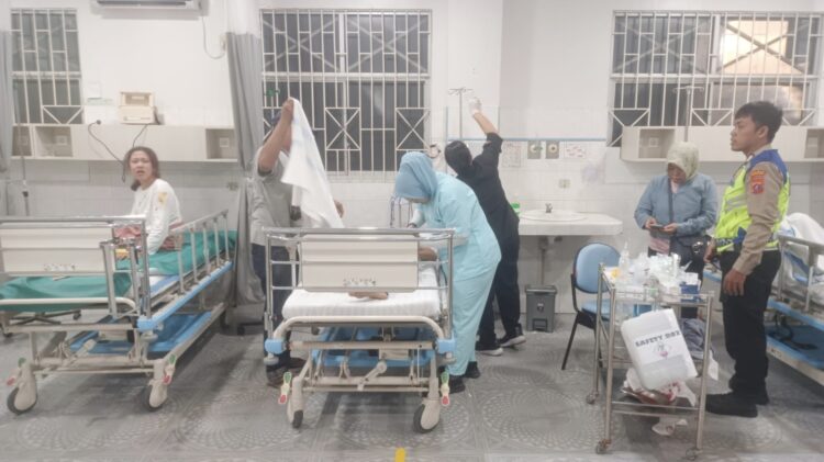 ke lima pejalan kaki mendapatkan perawatan di ruangan IGD RS Horas Insani