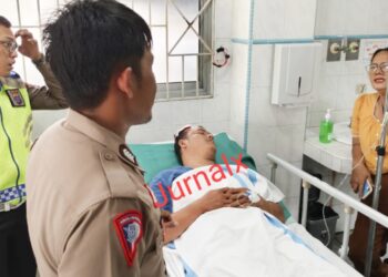 Personil Unit Gakkum Sat Lantas Polres Siantar melihat kondisi Briptu Jerry Andita Rajagukguk kondisi luka luka