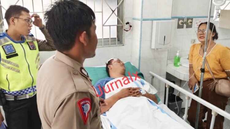 Personil Unit Gakkum Sat Lantas Polres Siantar melihat kondisi Briptu Jerry Andita Rajagukguk kondisi luka luka