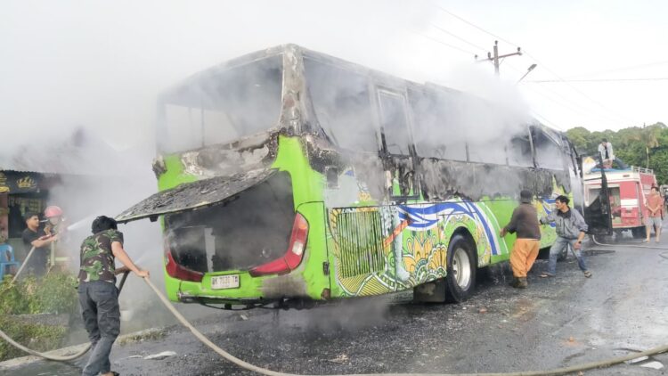 Bus Pariwisata Terbakar di Simalungun
