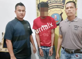 Pelaku pencurian, AH diapit Kanit Reskrim IPDA Chandra Ritongah yang sudah diamankan di Polsek Siantar Selatan