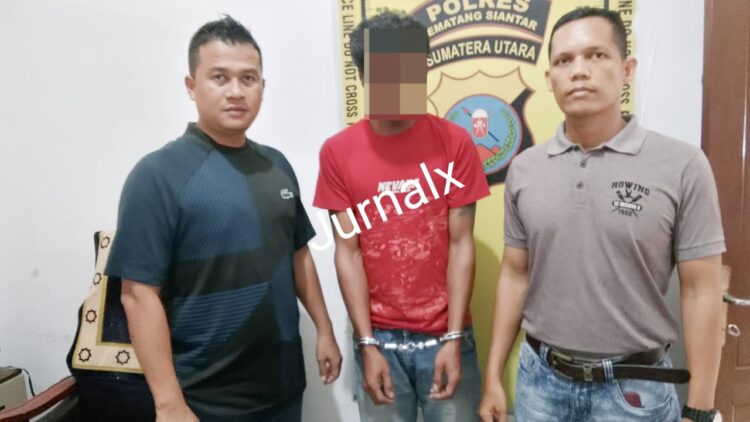 Pelaku pencurian, AH diapit Kanit Reskrim IPDA Chandra Ritongah yang sudah diamankan di Polsek Siantar Selatan