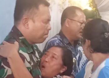 Wakil Bupati Nisel Firman Giawa, SH dan Danlanal Nias Kol. Laut (P) Wishnu Ardiansyah, SE., M.Tr. Hanla, M.M, CHRMP dan rombongan lainya disambut isak tangis ibu almarhum Iwan Sutrisman Telaumbanua dirumah duka saat melayat. (Foto Is)