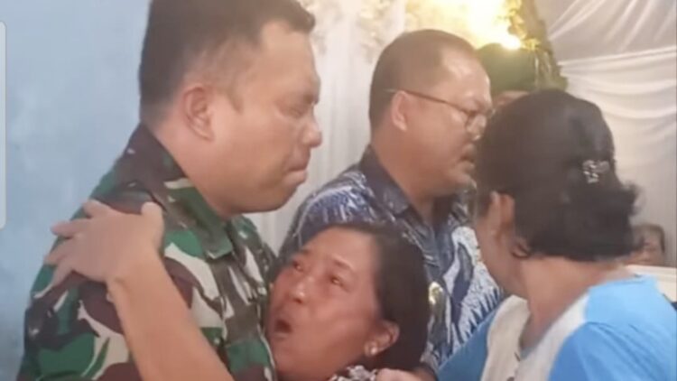 Wakil Bupati Nisel Firman Giawa, SH dan Danlanal Nias Kol. Laut (P) Wishnu Ardiansyah, SE., M.Tr. Hanla, M.M, CHRMP dan rombongan lainya disambut isak tangis ibu almarhum Iwan Sutrisman Telaumbanua dirumah duka saat melayat. (Foto Is)