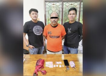 Tersangka RR alias Tunggul diapit Polisi