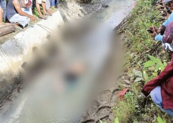 Jasad korban Lawaden Purba saat ditemukan di saluran irigasi.