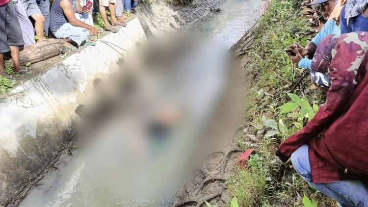 Jasad korban Lawaden Purba saat ditemukan di saluran irigasi.