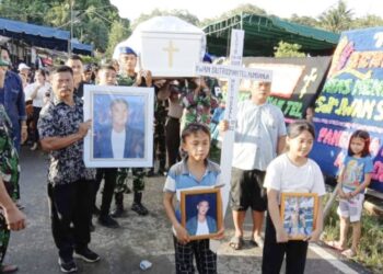 Personil Pomal Lanas Nias mengangkat peti jenazah almarhum Iwan Sutrisman Telaumbanua untuk dimakamkan. (Foto ist)