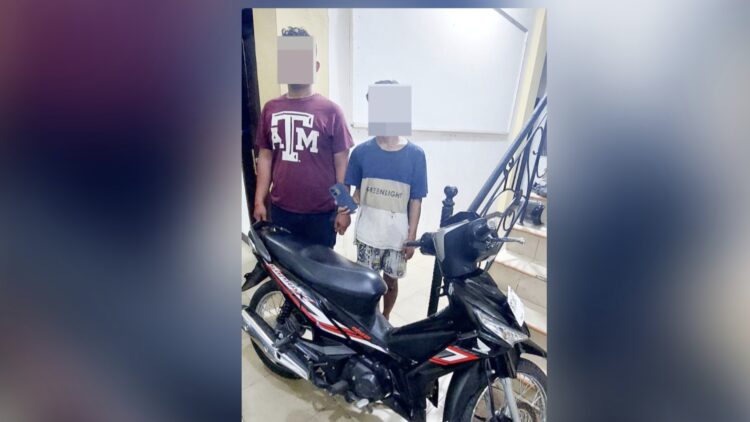 kedua pelaku jambret, SAIP dan SSS serta sepeda motornya.