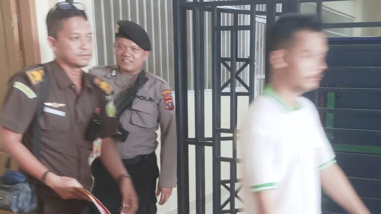 Terdakwa Darman Hawaari Sidabutar saat digiring petugas Pengawal tahanan Kejari Siantar untuk diantar ke Lapas Kelas IIA Pematang siantar usah sidang