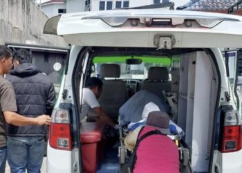 Jasad korban Tumpal Pardamean Bakkara dimasukkan kedalam mobil ambulance