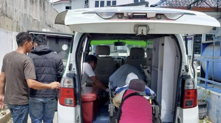 Jasad korban Tumpal Pardamean Bakkara dimasukkan kedalam mobil ambulance