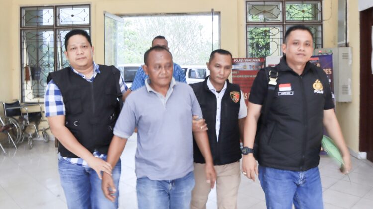 Mantan Pangulu Nagori Purwodadi, Haryo Guntoro setiba di Polres Simalungun
