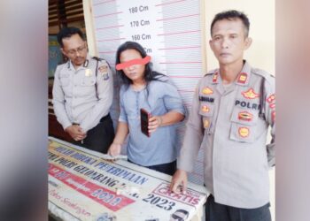 Kapolsek Bangun IPTU Esron Siahaan mengapit pelaku judi MDS alias Mamre