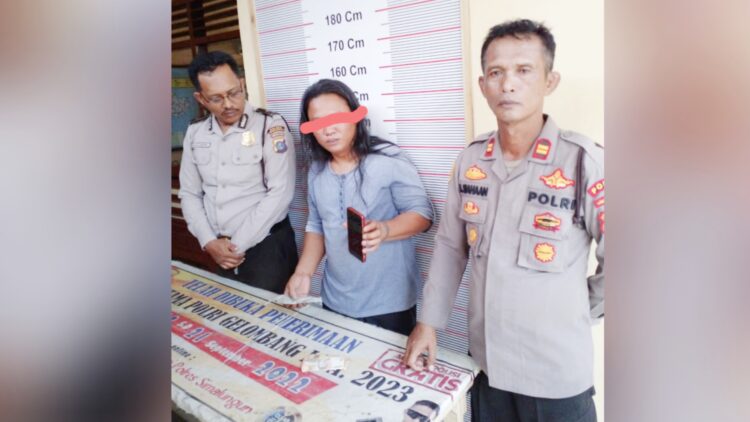 Kapolsek Bangun IPTU Esron Siahaan mengapit pelaku judi MDS alias Mamre