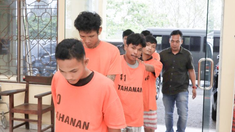 Ke empat pelaku curanmor saat  pdiamankan ke ruangan Sat Reskrim Polres Simalungun