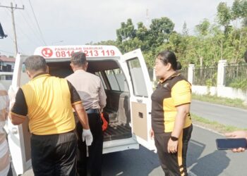 Jasad korban Tan A. Liong saat dimasukkan ke ambulance