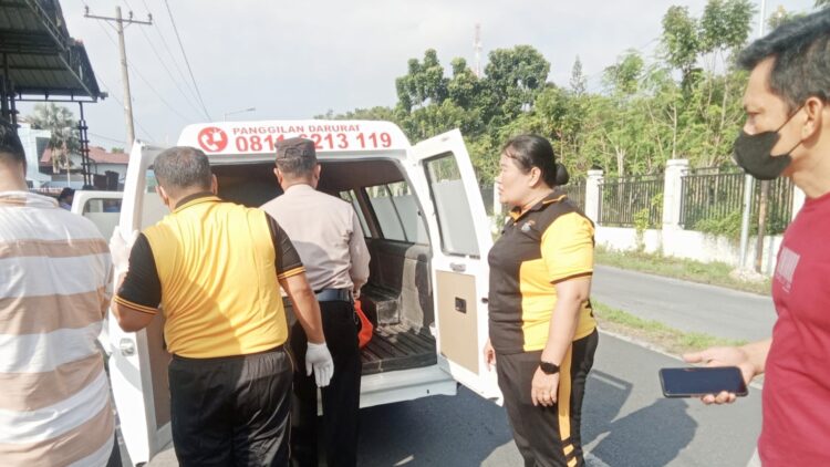 Jasad korban Tan A. Liong saat dimasukkan ke ambulance
