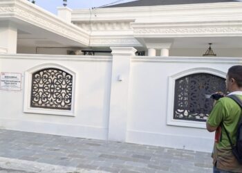 Sejumlah awak media mengambil gambar rumah milik Bupati Labuhanbatu Nonaktif Erik Adtrada Ritonga Di Komplek Tasbih. (Foto Ist)