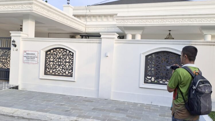 Sejumlah awak media mengambil gambar rumah milik Bupati Labuhanbatu Nonaktif Erik Adtrada Ritonga Di Komplek Tasbih. (Foto Ist)