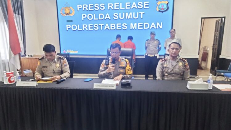 Kapolrestabes Medan Kombes Pol Teddy John Sahala Marbun SH MHum didampingi Kapolsek Deli Tua Kompol Dedy Dharma dan Kasi Humas Iptu Ade Nasti Nasution kepada wartawan di Mapolrestabes Medan, Jumat (26/4) saat paparan curanmor. (Foto Ist)