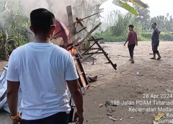 Puluhan warga Jalan TB Simatupang bersama personel Polsek Sunggal, mengubrak-abrik lapak judi dan narkoba di Gg Lembah Berkah Sunggal yang saat itu langsung dibakar. (Foto Ist)