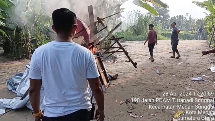 Puluhan warga Jalan TB Simatupang bersama personel Polsek Sunggal, mengubrak-abrik lapak judi dan narkoba di Gg Lembah Berkah Sunggal yang saat itu langsung dibakar. (Foto Ist)