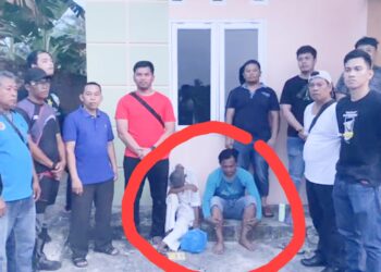 Kedua tersangka saat diapit Kanit II IPDA Froom Pimpa Siahaan SH dan Tim