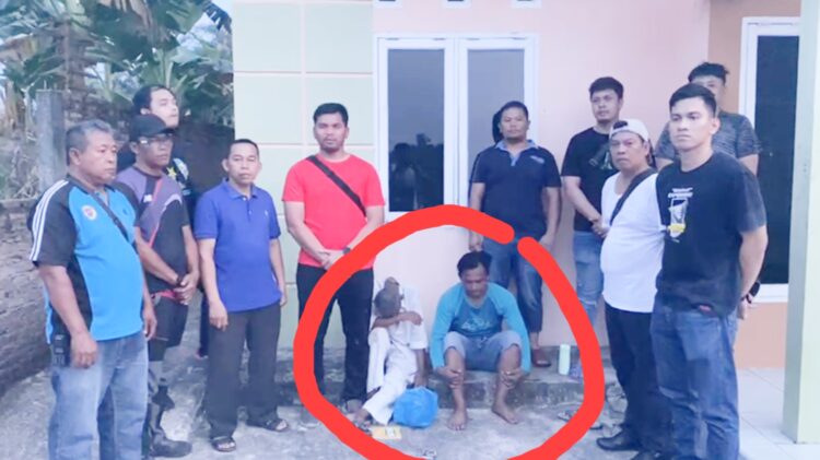 Kedua tersangka saat diapit Kanit II IPDA Froom Pimpa Siahaan SH dan Tim