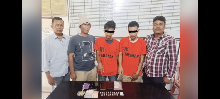 Ketiga tersangka beserta barang bukti diserahkan ke Sat Resnarkoba Polres Simalungun.