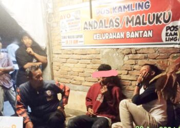 Bhabinkamtibmas Kelurahan Bantan AIPDA Rayendra P. Damanik saat mengamankan pelaku MS