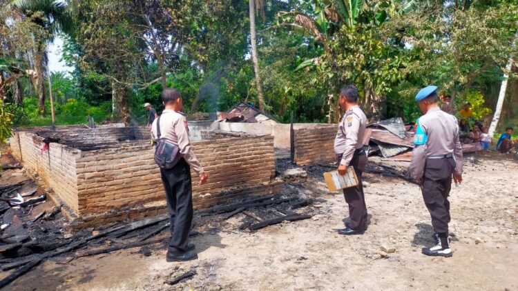 Personil Polsek Perdagangan saat olah TKP